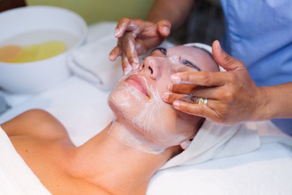 Comment choisir les meilleurs soins cosmétiques adaptés à votre peau
