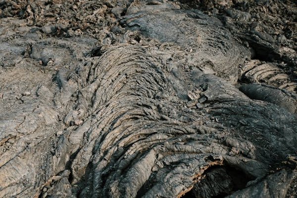 Comment choisir des accessoires en pierre de lave pour un look urbain tendance?