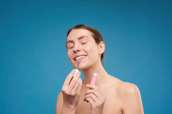 Comment créer une routine de soins pour le visage adaptée aux peaux matures?